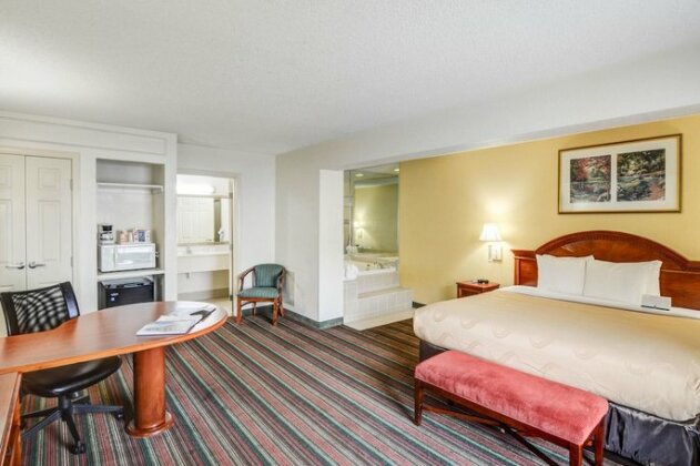 Quality Inn & Suites Biltmore East - Photo4