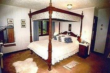 Tudor House Bed and Breakfast - Photo3
