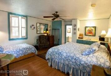 Anne Hathaway's Cottages and Garden Suites - Photo3