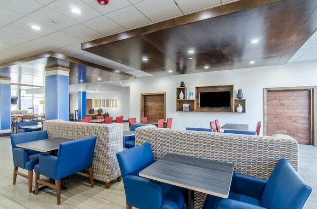 Holiday Inn Express & Suites - Atchison - Photo4