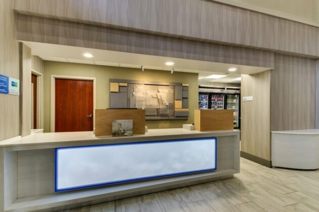 Holiday Inn Express & Suites Atlanta Perimeter Mall Hotel - Photo5