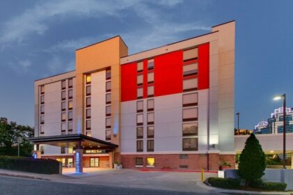 Holiday Inn Express & Suites Atlanta Perimeter Mall Hotel