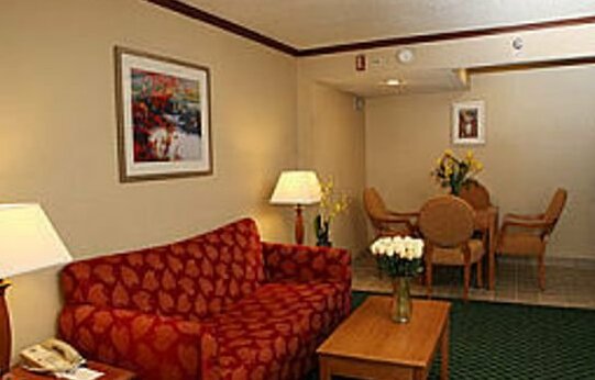 Baymont by Wyndham Auburn Hills Hotel - Photo2