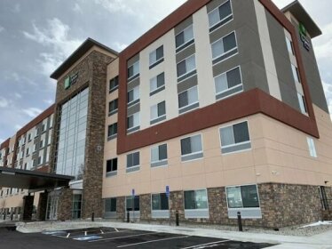 Holiday Inn Express & Suites - Aurora Medical Campus