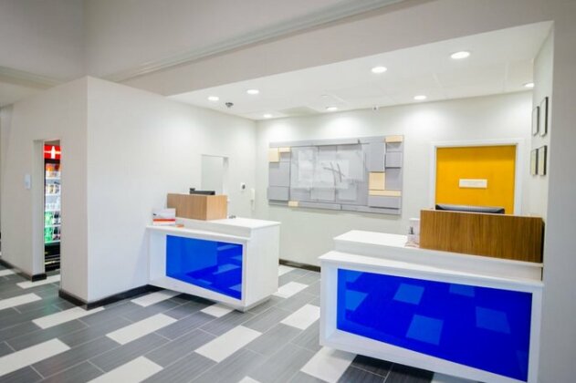 Holiday Inn Express Hotel & Suites Austin Airport - Photo3