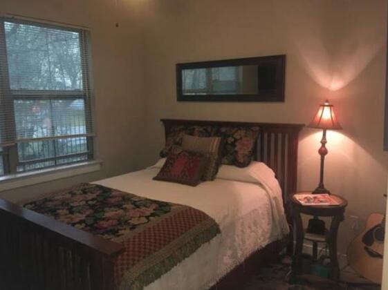 Homestay in Austin near Flatbed Press and Gallery - Photo4