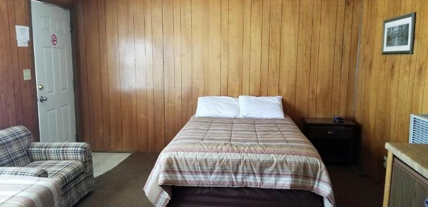 The Whispering Elms Motel - Photo5