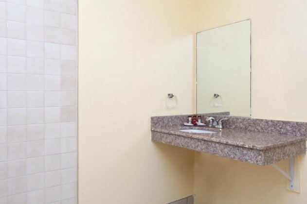 America's Best Value Inn & Suites Bakersfield Central - Photo5