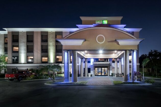 Holiday Inn Express Hotel & Suites Bartow - Photo2