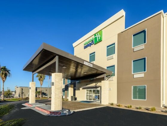Holiday Inn Express Hotel and Suites Bastrop - Photo2
