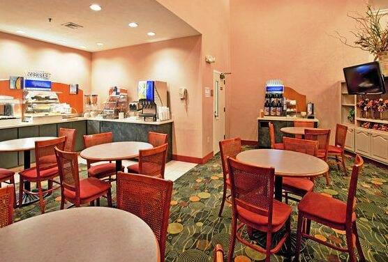 Holiday Inn Express Hotel & Suites Batesville - Photo3