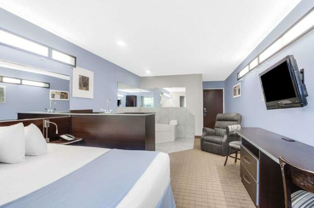 Microtel Inn & Suites Bath - Photo5