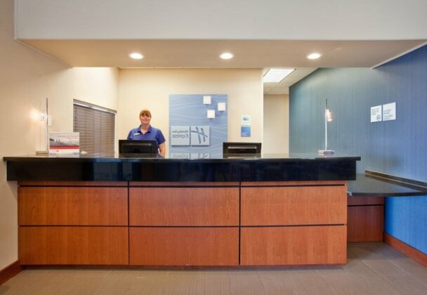 Holiday Inn Express Hotel & Suites Beatrice - Photo3