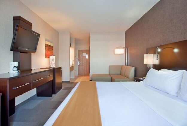 Holiday Inn Express Hotel & Suites Beatrice - Photo5