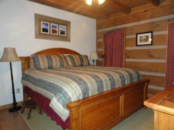 Doc's Cozy Cabin by VCI Real Estate Services - Photo4