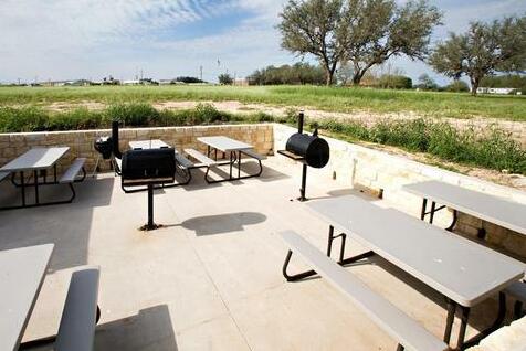 Holiday Inn Express and Suites Beeville - Photo4