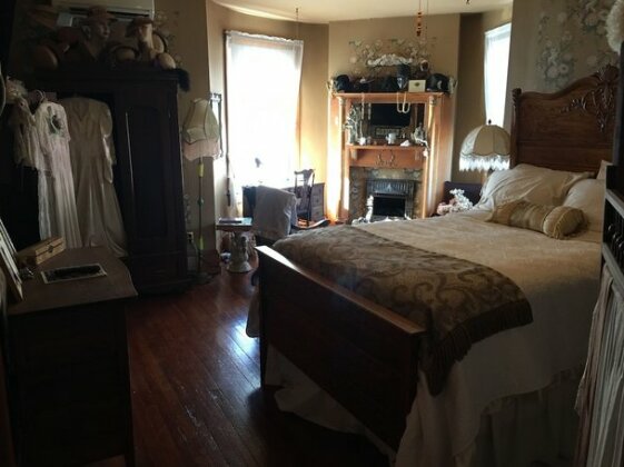 The Queen A Victorian Bed & Breakfast - Photo3