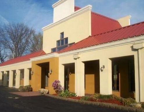 Econo Lodge Inn & Suites Belleville
