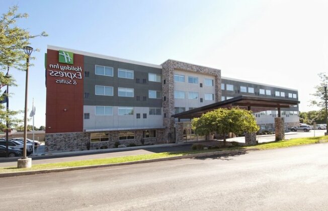 Holiday Inn Express & Suites - Photo2