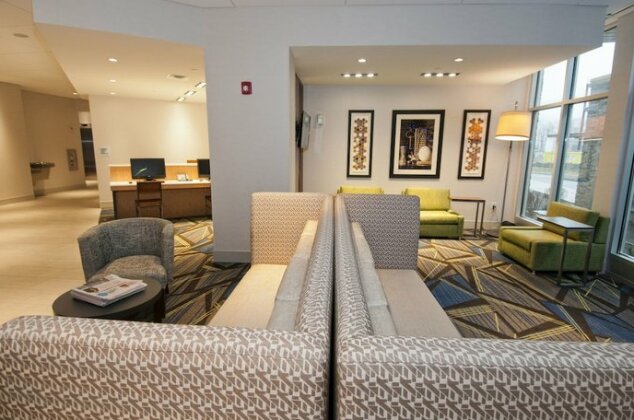 Holiday Inn Express & Suites - Photo4