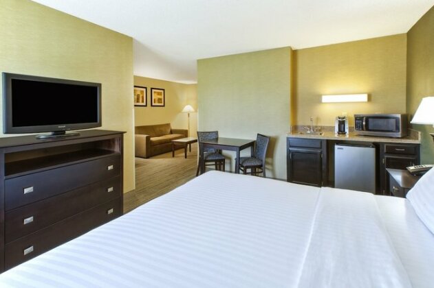 Holiday Inn Express Hotel & Suites Benton Harbor - Photo4