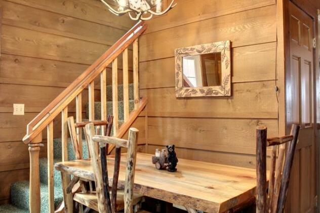 Cozy Pine Cabin - Photo2