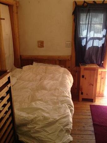 Cabins4Less - Sleeps 1 Only - Photo2