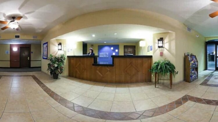 Holiday Inn Express Hotel & Suites Bishop - Photo5