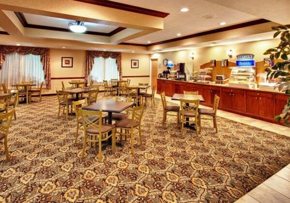 Holiday Inn Express Hotel & Suites Bismarck - Photo4