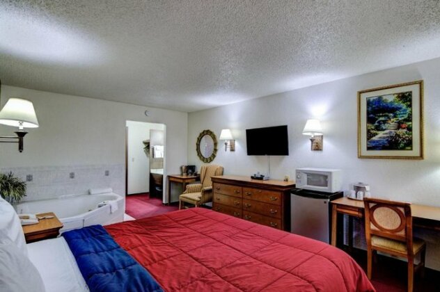 Bloomer Inn & Suites - Photo2