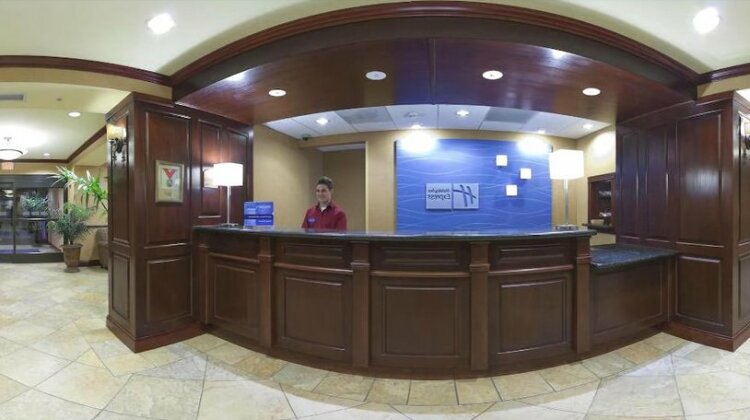 Holiday Inn Express Hotel & Suites Bloomington - Photo4