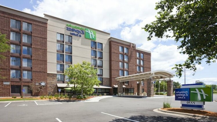 Holiday Inn Express & Suites Bloomington West - Photo2