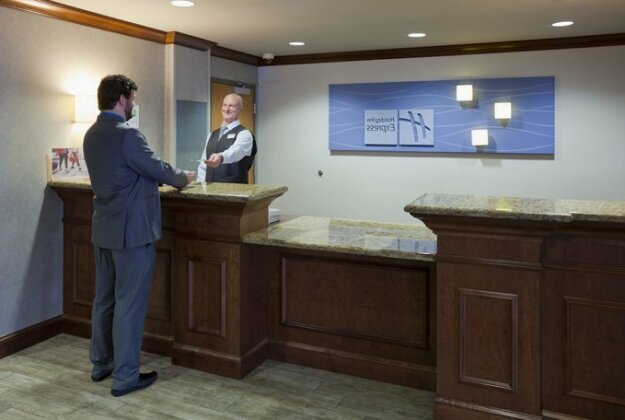 Holiday Inn Express & Suites Bloomington West - Photo3