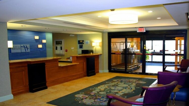 Holiday Inn Express & Suites Bluffton @ Hilton Head Area - Photo2