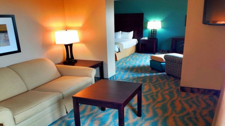 Holiday Inn Express & Suites Bluffton @ Hilton Head Area - Photo4