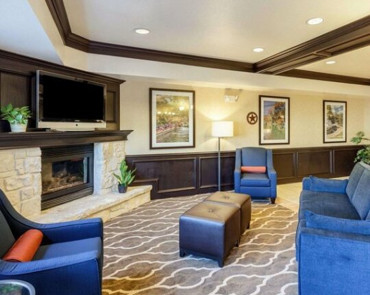 Comfort Inn & Suites Texas Hill Country - Photo4