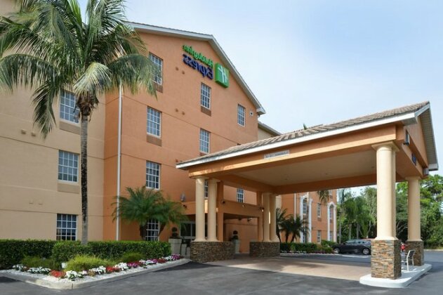 Holiday Inn Express Hotel & Suites Bonita Springs Naples - Photo2