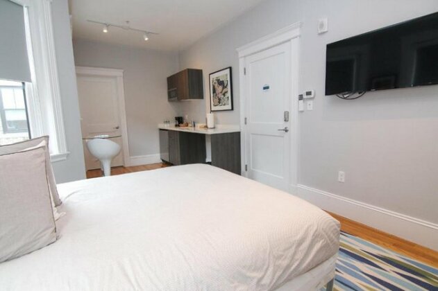 A Stylish Stay w/ a Queen Bed Heated Floors 32 - Photo4