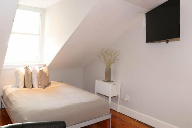Comfy Beacon Hill Studio Great for Work Travel 13 - Photo2