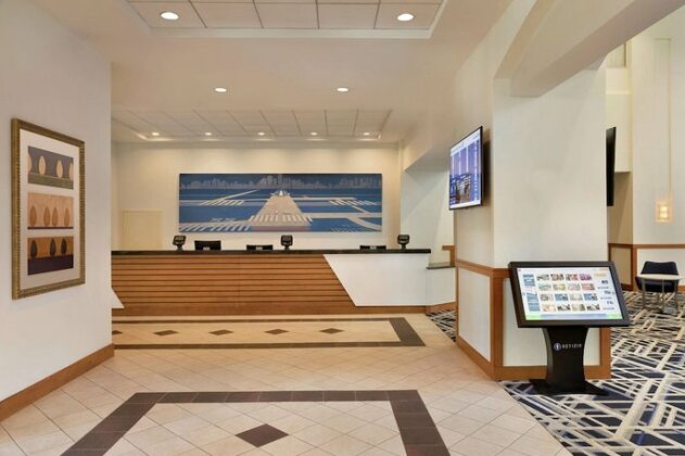 Embassy Suites Boston at Logan Airport - Photo4