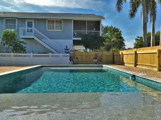 Beach Bungalow on Anna Maria Island Located Within Walking Distance to Beach - Photo2