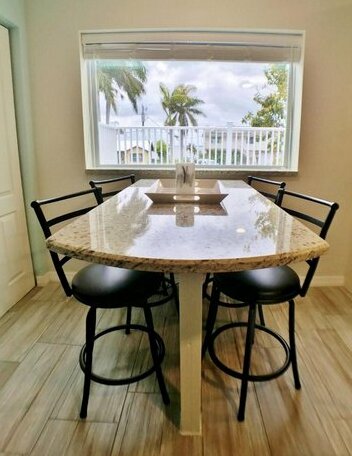 Beach Bungalow on Anna Maria Island Located Within Walking Distance to Beach - Photo3
