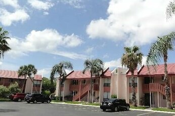 Runaway Bay Two Bedroom Apartment Unit 147 - Photo2