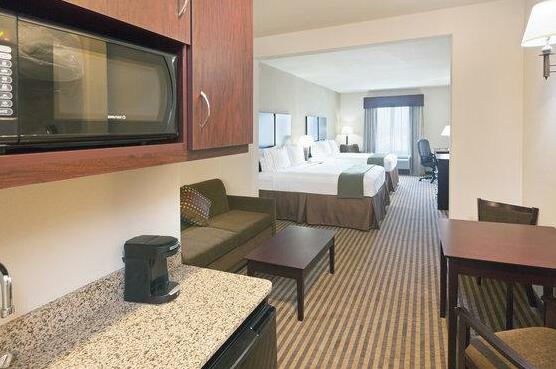 Holiday Inn Express & Suites Brady - Photo4