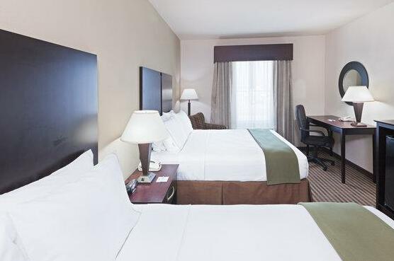Holiday Inn Express & Suites Brady - Photo5