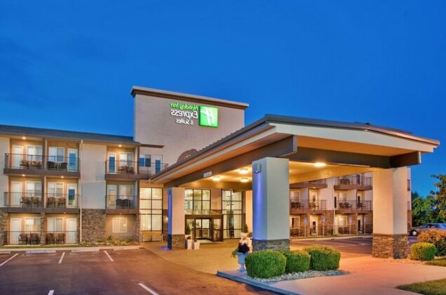 Holiday Inn Express Hotel & Suites Branson 76 Central - Photo2