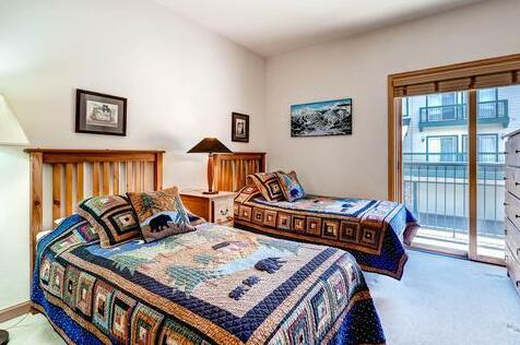 Antlers Lodge - Photo3