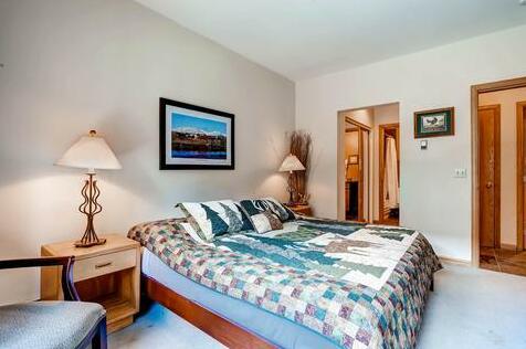 Antlers Lodge - Photo4