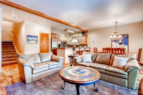 Antlers Lodge - Photo5