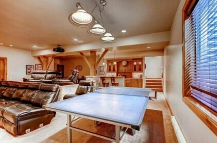 Trot Ski-House Main Street Private Home by Pinnacle Lodging
